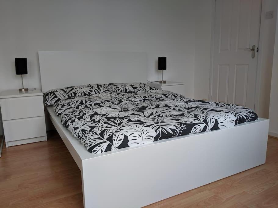 Private 2 Bed Flat Close To Excel & City Airport London Exterior photo